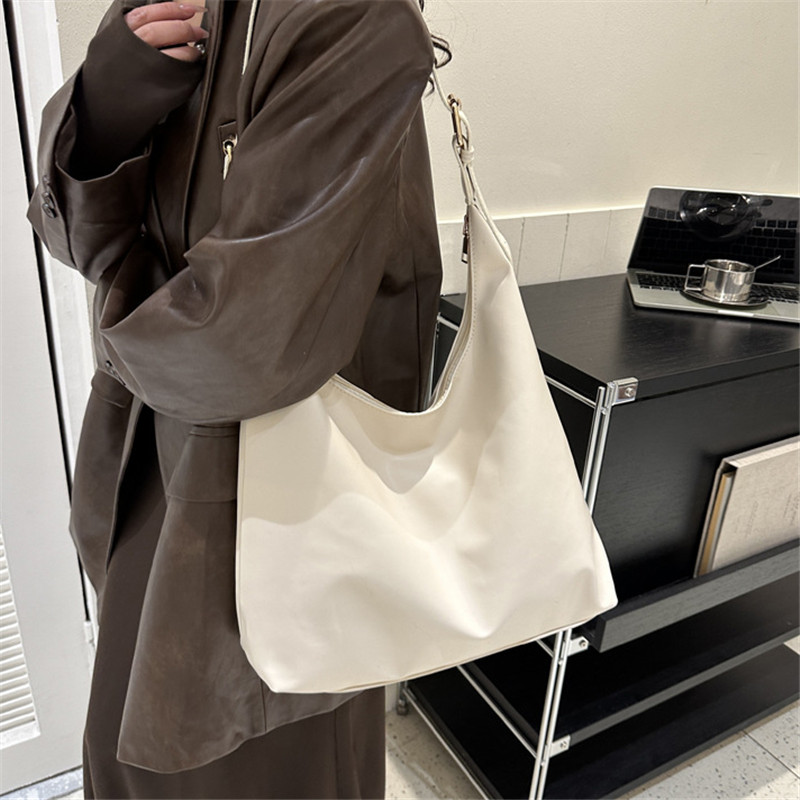 Leatherwork Workshop - Bolsa de Ombro em Couro Preto